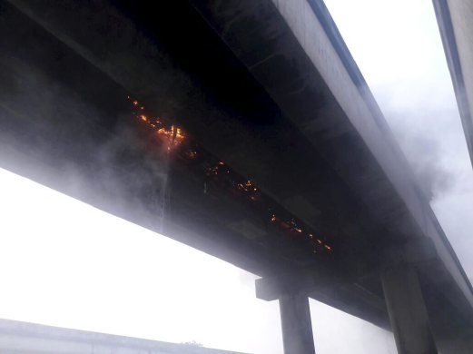 Traffic mayhem at Pulau Indah as TNB power cable catches fire