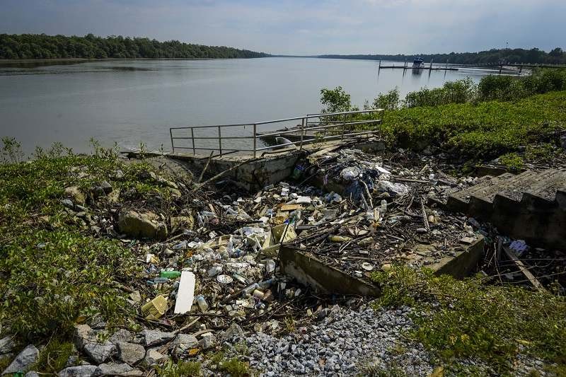 Washed up rubbish worrying Teluk Gong residents