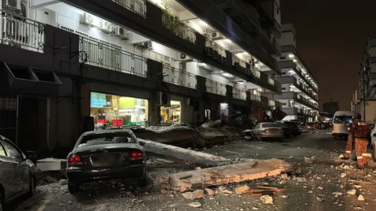 旧古仔路 屋顶横梁坍塌砸10车